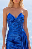 Koninklijk blauwe metallic gerimpelde strapless korte homecomingjurk met zijwaartse cascade