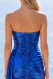 Koninklijk blauwe metallic gerimpelde strapless korte homecomingjurk met zijwaartse cascade