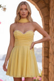 Geel A-lijn parelmoer trim strapless chiffon korte homecoming jurk met sjaal