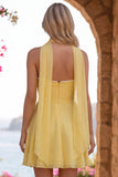Geel A-lijn parelmoer trim strapless chiffon korte homecoming jurk met sjaal