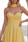 Geel A-lijn parelmoer trim strapless chiffon korte homecoming jurk met sjaal