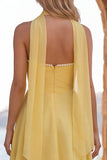 Geel A-lijn parelmoer trim strapless chiffon korte homecoming jurk met sjaal