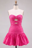 Fuchsia strapless uitgesneden A-lijn kralenbezette korte homecomingjurk met ruchezoom