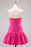 Fuchsia strapless uitgesneden A-lijn kralenbezette korte homecomingjurk met ruchezoom