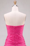 Fuchsia strapless uitgesneden A-lijn kralenbezette korte homecomingjurk met ruchezoom