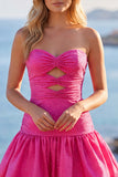 Fuchsia strapless uitgesneden A-lijn kralenbezette korte homecomingjurk met ruchezoom