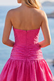 Fuchsia strapless uitgesneden A-lijn kralenbezette korte homecomingjurk met ruchezoom