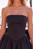 Zwarte strapless A-lijn homecoming jurk met bubbelzoom en strik aan de achterkant