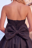 Zwarte strapless A-lijn homecoming jurk met bubbelzoom en strik aan de achterkant