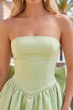 Zwarte strapless A-lijn homecoming jurk met bubbelzoom en strik aan de achterkant