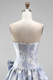 Stoffige blauwe Jacquard Pearls A-lijn strapless korte homecomingjurk met strik