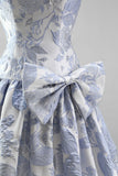 Stoffige blauwe Jacquard Pearls A-lijn strapless korte homecomingjurk met strik