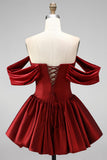 Bordeaux off-the-shoulder uitgesneden korte homecomingjurk met een bubbelzoom