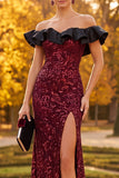 Bordeauxrode schede met off-the-shoulder pailletten met gerimpelde lange formele jurk met zijsplit