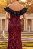 Bordeauxrode schede met off-the-shoulder pailletten met gerimpelde lange formele jurk met zijsplit