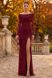 Bordeauxrode mantel met cowl neck en lange mouwen met kralenbezet formeel jurk en zijsplit