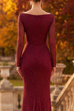 Bordeauxrode mantel met cowl neck en lange mouwen met kralenbezet formeel jurk en zijsplit
