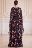 Zwarte roze bloem A-lijn chiffon Bateau hals bedrukte Maxi Mother of the Bride jurk met cape