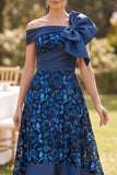 Off-the-shoulder marineblauw, laag laag kant satijn A-lijn moeder van de bruid jurk met grote strik
