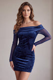 Marineblauwe bodycon met satijnprint met satijnprint en een korte cocktailjurk met off-the-shoulder