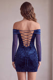 Marineblauwe bodycon met satijnprint met satijnprint en een korte cocktailjurk met off-the-shoulder
