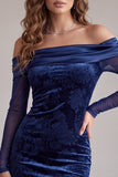 Marineblauwe bodycon met satijnprint met satijnprint en een korte cocktailjurk met off-the-shoulder