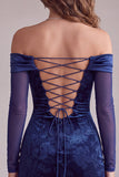 Marineblauwe bodycon met satijnprint met satijnprint en een korte cocktailjurk met off-the-shoulder
