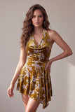 Mosterdgoud fluwelen halter met fluweelprint asymmetrisch hoog laag kort cocktailjurk
