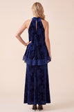 Marineblauwe A-lijn halter fluwelen maxi formele jurk met ruches