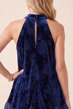Marineblauwe A-lijn halter fluwelen maxi formele jurk met ruches