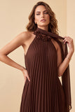 Chocolates A-lijn halter chiffon geplooide maxi formele jurk met 3D bloem