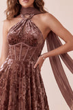 Chocolade korset fluwelen halter A-lijn maxi formele jurk met chiffon sjerp