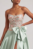 Groene korset A-lijn strapless satijn appliques galajurk met strik en split
