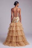 Gouden uitgesneden strapless gelaagde organza pailletten lange galajurk