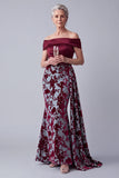 Off-the-shoulder bordeaux fluwelen zeemeermin gerimpelde bloemenjurk van de moeder van de bruid met drapering