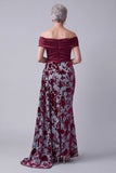 Off-the-shoulder bordeaux fluwelen zeemeermin gerimpelde bloemenjurk van de moeder van de bruid met drapering