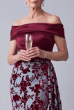 Off-the-shoulder bordeaux fluwelen zeemeermin gerimpelde bloemenjurk van de moeder van de bruid met drapering