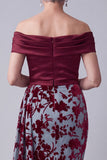 Off-the-shoulder bordeaux fluwelen zeemeermin gerimpelde bloemenjurk van de moeder van de bruid met drapering