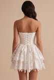 Witte gerimpelde strapless gelaagde kanten Baskische taille satijn kort wit jurkje