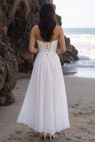 Witte A-lijn chiffon strapless gerimpelde kanten theelange trouwjurk