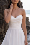 Witte A-lijn chiffon strapless gerimpelde kanten theelange trouwjurk