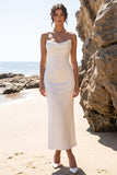Witte satijnen cowl neck strapless maxi trouwjurk met split naar achteren