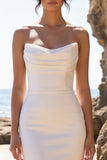 Witte satijnen cowl neck strapless maxi trouwjurk met split naar achteren