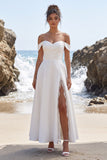 Witte A-lijn off-shoulder gerimpelde satijnen maxi trouwjurk met kanten split