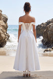 Witte A-lijn off-shoulder gerimpelde satijnen maxi trouwjurk met kanten split