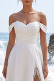 Witte A-lijn off-shoulder gerimpelde satijnen maxi trouwjurk met kanten split