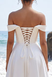 Witte A-lijn off-shoulder gerimpelde satijnen maxi trouwjurk met kanten split