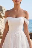 Witte a-lijn off-the-shoulder tule theelange trouwjurk