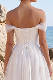Witte a-lijn off-the-shoulder tule theelange trouwjurk
