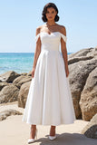 Witte a-lijn off-shoulder gerimpelde satijnen theelange trouwjurk met kant